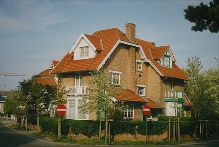 Hoge Duinenlaan 11 en 13, De Panne, Villa's 'Le Grillon' en 'Jean-Hélène' (© T. Verhofstadt, foto 2001)