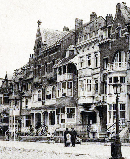 Enfilade de maisons 1900 avec loggia au rez-de-chaussée, sur la digue à La Panne, vers 1920. Coll. privée.