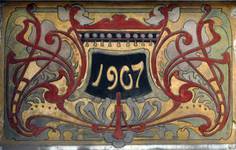 Trooststraat 67, Schaarbeek, sgraffito met datum boven de ingang (© GOB-BSO, foto APEB 2012).