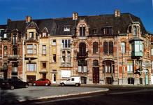 Avenue Van Cutsem 27 tot 29 en rue des Volontaires 1, Doornik (© APEB, foto 2002).