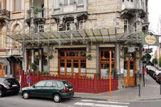 Avenue Louis Bertrand 63-65, Schaerbeek, rez-de-chaussée commercial et sa marquise ; à gauche, entrée des appartements (© APEB, photo 2012).