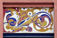 Azalealaan 8-9, Schaarbeek, eerste travee, tussenverdieping, sgraffito (© GOB-BSO, foto APEB 2012).