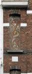 Jerusalemstraat 27-29, Schaarbeek, tweede verdieping, blind linkervenster, sgraffito (© APEB, foto 2008). 