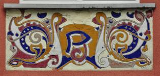 Azalealaan 8-9, Schaarbeek, zijgevel, erker, tussenverdieping, sgraffito (© GOB-BSO, foto APEB 2012).