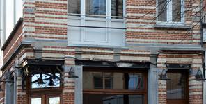 Chaussée de Wavre 580-582, Etterbeek, traces d’un balcon d’origine au premier étage côté chaussée (© APEB, photo 2016).