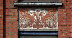 Brabançonnelaan 82, Schaarbeek, eerste travee aan de Brabançonnelaan, tweede verdieping, sgraffito (© GOB-BSO, foto APEB 2011).