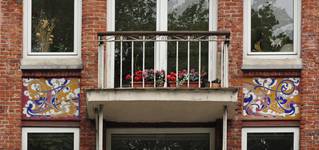 Avenue des Azalées 8-9, Schaerbeek, façade principale, deuxième étage, travées centrales (© SPRB-BDU, photo APEB 2012).