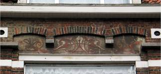 Rue de Jérusalem 27-29, Schaerbeek, sgraffite de l’entablement (© APEB, photo 2008). 