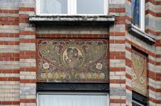 Rue des Coteaux 53-55 et 57-59, Schaerbeek, oriel, premier étage, dernière travée, sgraffite d’allège (© SPRB-BDU, photo APEB 2014).