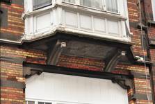 Rue Josaphat 259, Schaerbeek, encorbellement de la logette (© APEB, photo 2013).