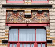 Boulevard Lambermont 150, Schaerbeek, travée gauche, second étage, sgraffite d’allège (© APEB, photo 2016). 