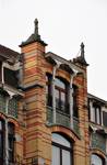 Avenue Louis Bertrand 53-61, Schaerbeek, sommet de l’oriel droit côté avenue (© APEB, photo 2005).