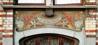 Avenue Van Cutsem 29, Tournai, rez-de-chaussée, sgraffite d’allège (© APEB, photo 2002).