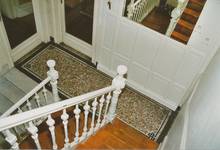 Rue des Volontaires 1, Tournai, cage d’escalier, palier du rez-de-chaussée (© APEB, photo 2002).